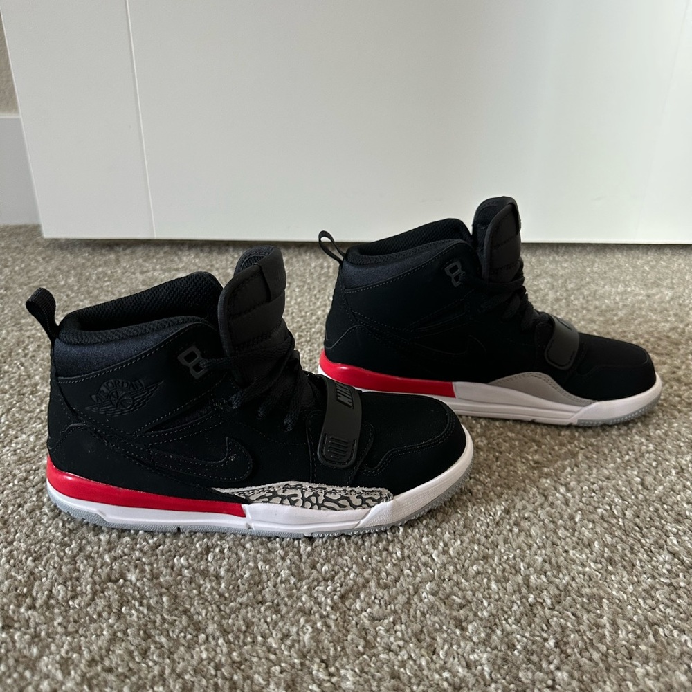 NEW Air Jordan Legacy 312 Black / Black-Fire Red Kids and Preschool Size 1 Youth